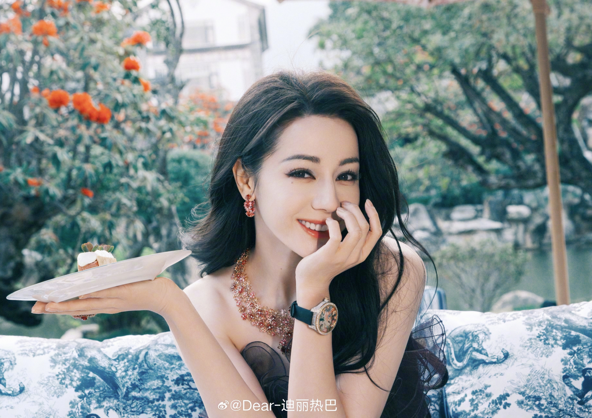 X&oacute;t cho Địch Lệ Nhiệt Ba hiện tại- Ảnh 1.