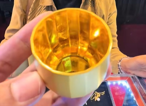 Mang cốc v&agrave;ng đi kiểm tra, người phụ nữ sốc nặng khi biết gi&aacute; trị- Ảnh 1.