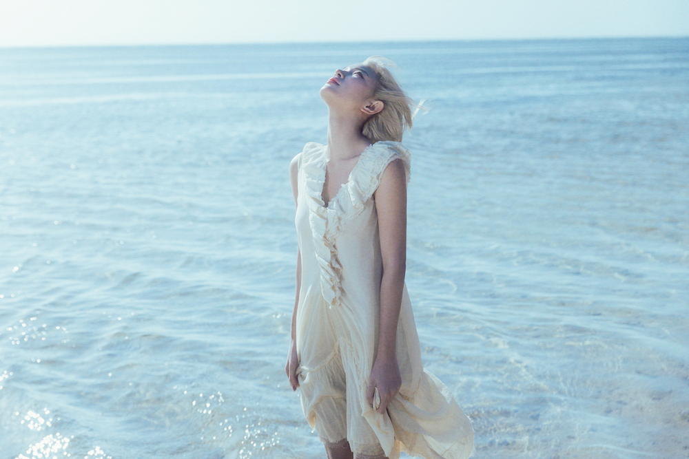 Ch&acirc;u B&ugrave;i ch&iacute;nh thức cầm mic đi h&aacute;t: C&oacute; Binz yểm trợ nhưng vẫn nhạt, b&ugrave; lại visual "g&aacute;nh trọn" cả MV!- Ảnh 13.