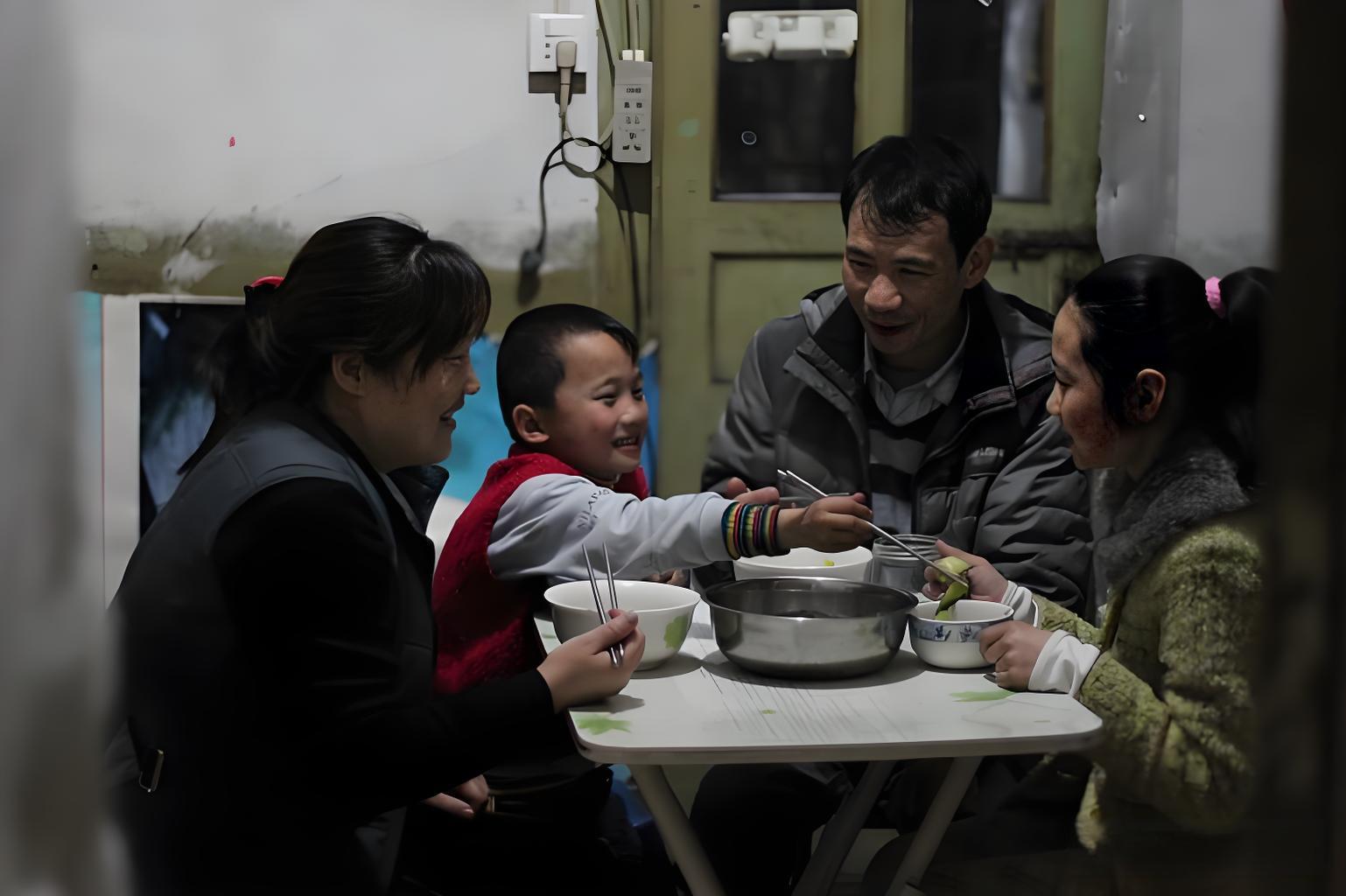 Những th&oacute;i quen buổi tối gi&uacute;p cha mẹ v&agrave; con c&aacute;i gắn kết sau một ng&agrave;y d&agrave;i bận rộn- Ảnh 1.