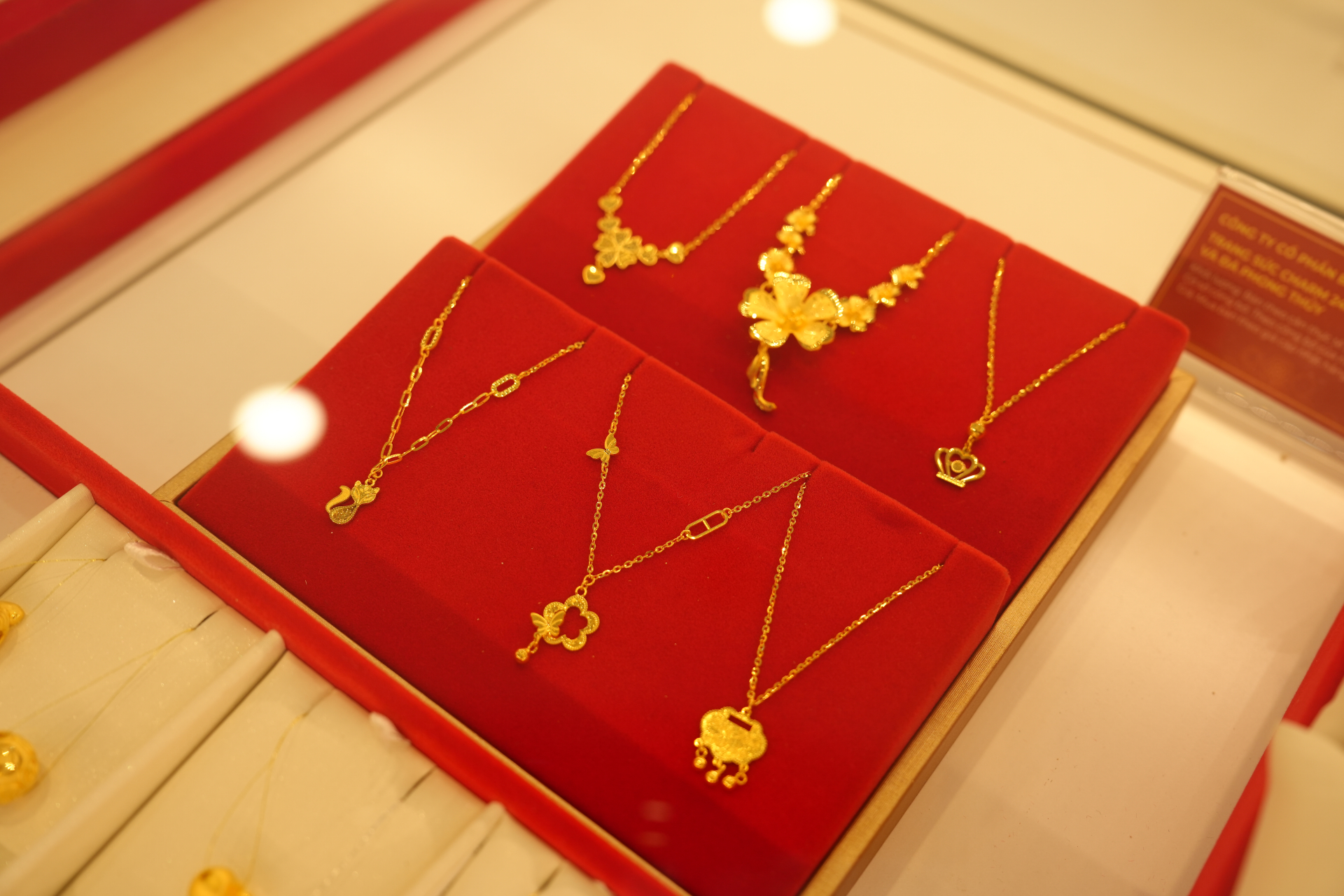 &ldquo;Anh mua g&igrave; cũng được&hellip; nhưng phải đ&uacute;ng &yacute; em&rdquo;: Năm nay tặng v&agrave;ng th&igrave; sao!- Ảnh 2.