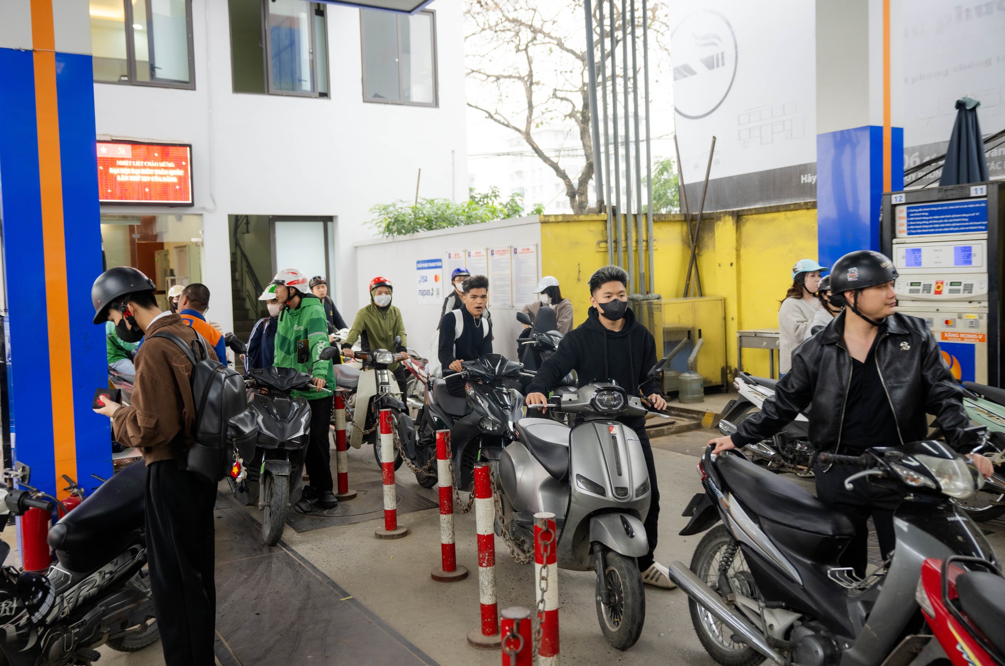 Lo gi&aacute; xăng tăng mạnh v&agrave;o chiều 5/3, người d&acirc;n v&agrave; nhiều shipper H&agrave; Nội xếp h&agrave;ng chờ đổ đầy xăng từ sớm- Ảnh 4.