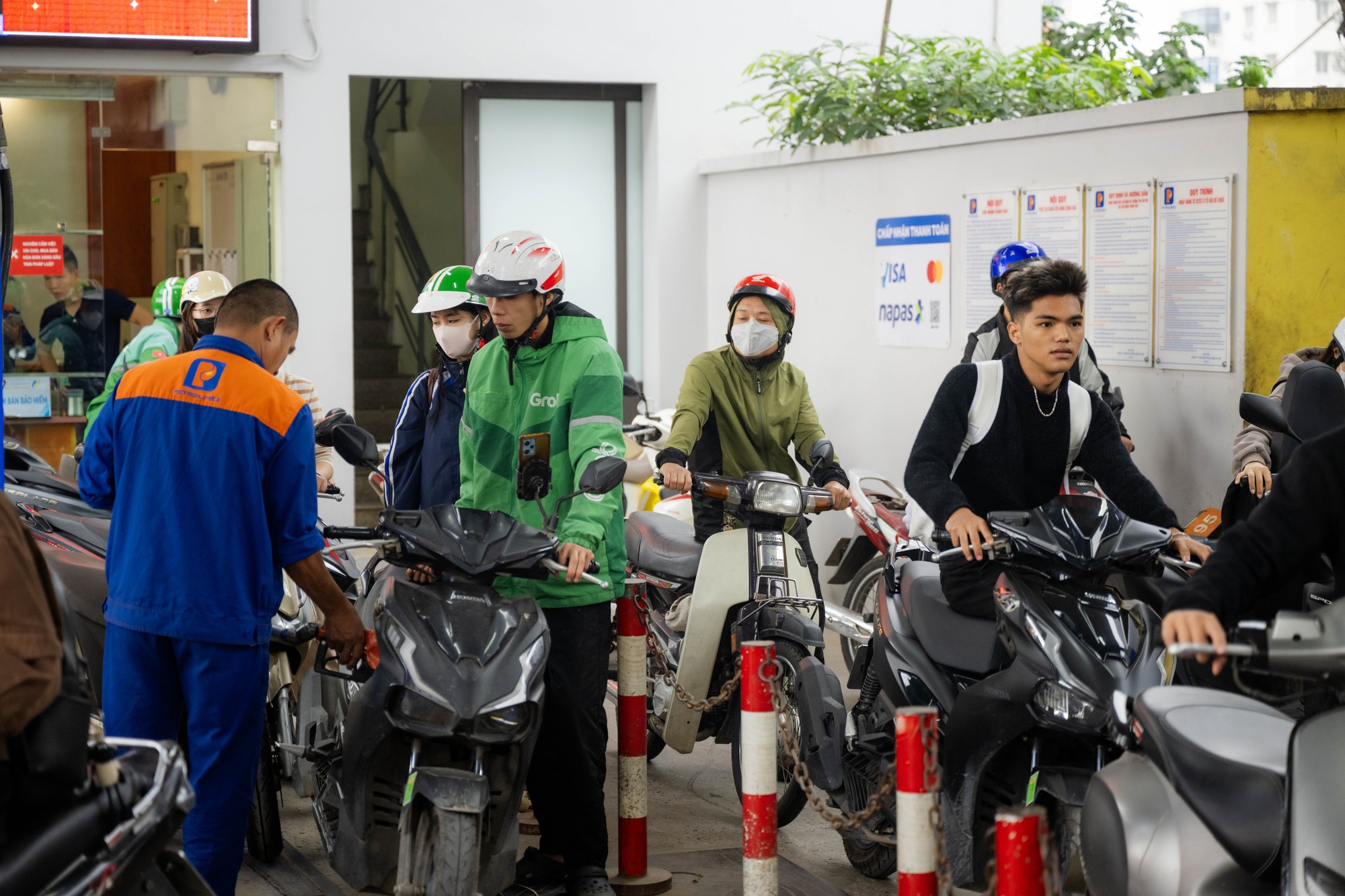 Lo gi&aacute; xăng tăng mạnh v&agrave;o chiều 5/3, người d&acirc;n v&agrave; nhiều shipper H&agrave; Nội xếp h&agrave;ng chờ đổ đầy xăng từ sớm- Ảnh 6.