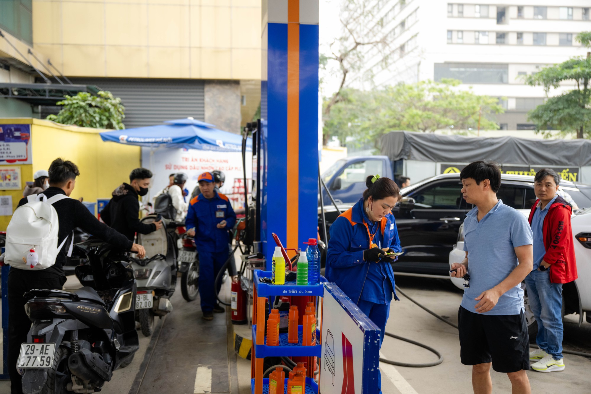 Lo gi&aacute; xăng tăng mạnh v&agrave;o chiều 5/3, người d&acirc;n v&agrave; nhiều shipper H&agrave; Nội xếp h&agrave;ng chờ đổ đầy xăng từ sớm- Ảnh 8.