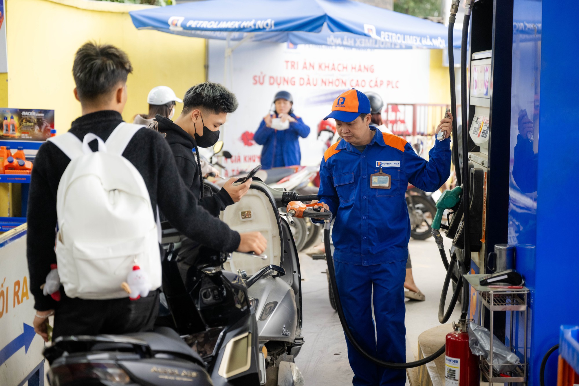 Lo gi&aacute; xăng tăng mạnh v&agrave;o chiều 5/3, người d&acirc;n v&agrave; nhiều shipper H&agrave; Nội xếp h&agrave;ng chờ đổ đầy xăng từ sớm- Ảnh 7.