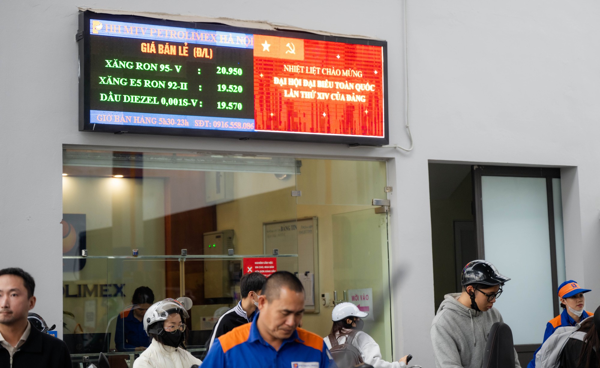 Lo gi&aacute; xăng tăng mạnh v&agrave;o chiều 5/3, người d&acirc;n v&agrave; nhiều shipper H&agrave; Nội xếp h&agrave;ng chờ đổ đầy xăng từ sớm- Ảnh 12.