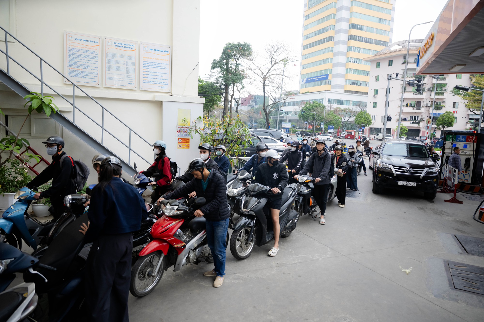 Lo gi&aacute; xăng tăng mạnh v&agrave;o chiều 5/3, người d&acirc;n v&agrave; nhiều shipper H&agrave; Nội xếp h&agrave;ng chờ đổ đầy xăng từ sớm- Ảnh 3.