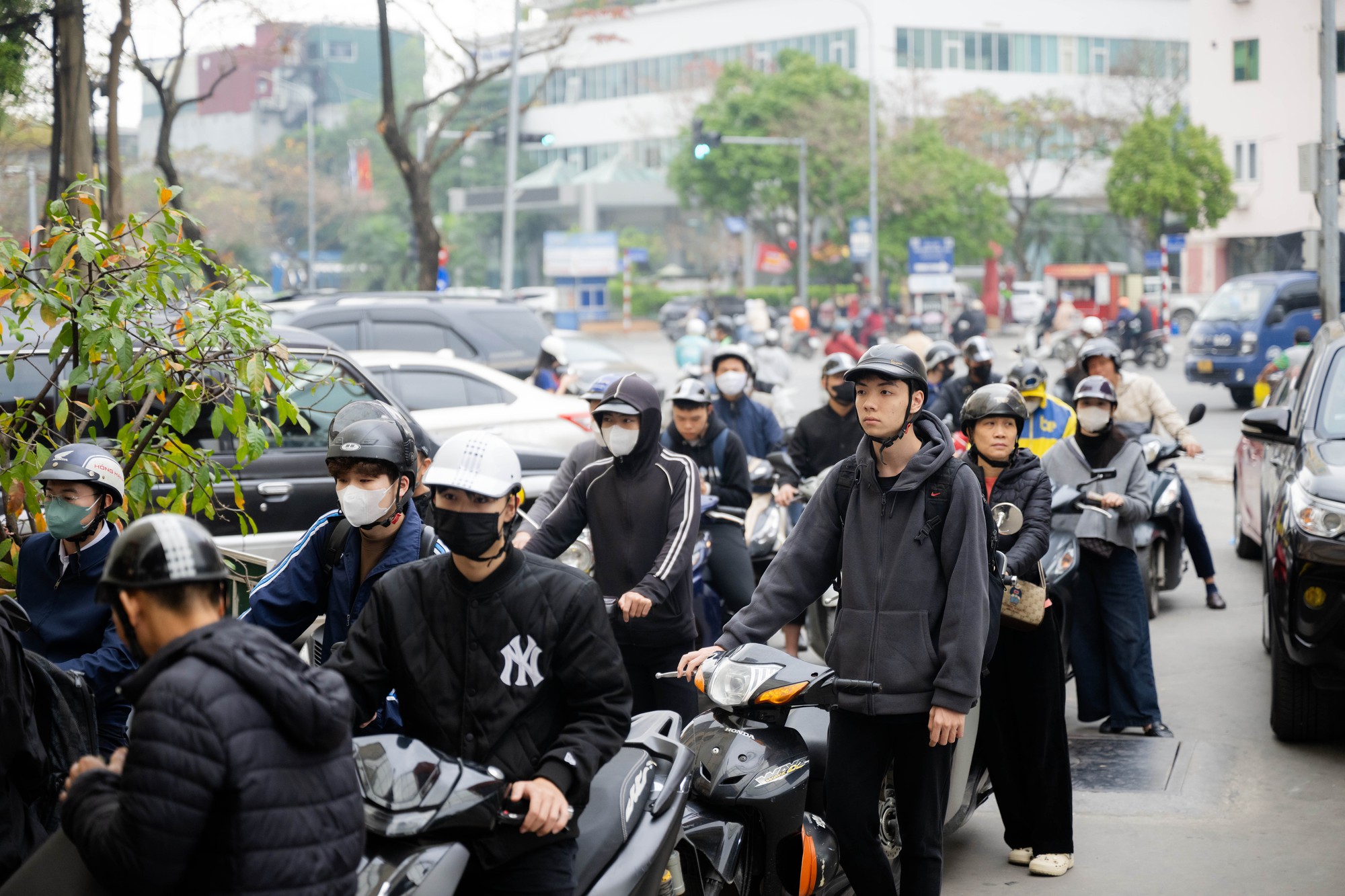 Lo gi&aacute; xăng tăng mạnh v&agrave;o chiều 5/3, người d&acirc;n v&agrave; nhiều shipper H&agrave; Nội xếp h&agrave;ng chờ đổ đầy xăng từ sớm- Ảnh 1.