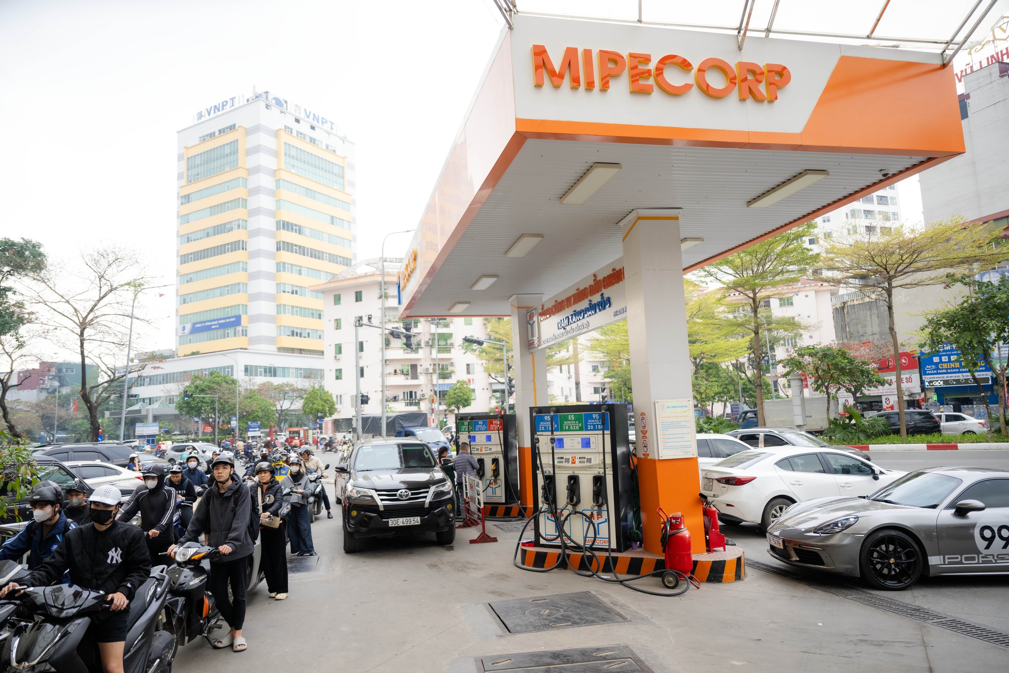 Lo gi&aacute; xăng tăng mạnh v&agrave;o chiều 5/3, người d&acirc;n v&agrave; nhiều shipper H&agrave; Nội xếp h&agrave;ng chờ đổ đầy xăng từ sớm- Ảnh 13.