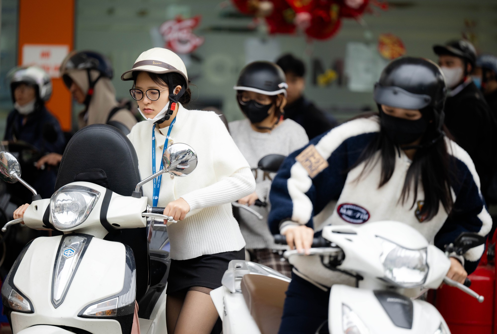 Lo gi&aacute; xăng tăng mạnh v&agrave;o chiều 5/3, người d&acirc;n v&agrave; nhiều shipper H&agrave; Nội xếp h&agrave;ng chờ đổ đầy xăng từ sớm- Ảnh 9.