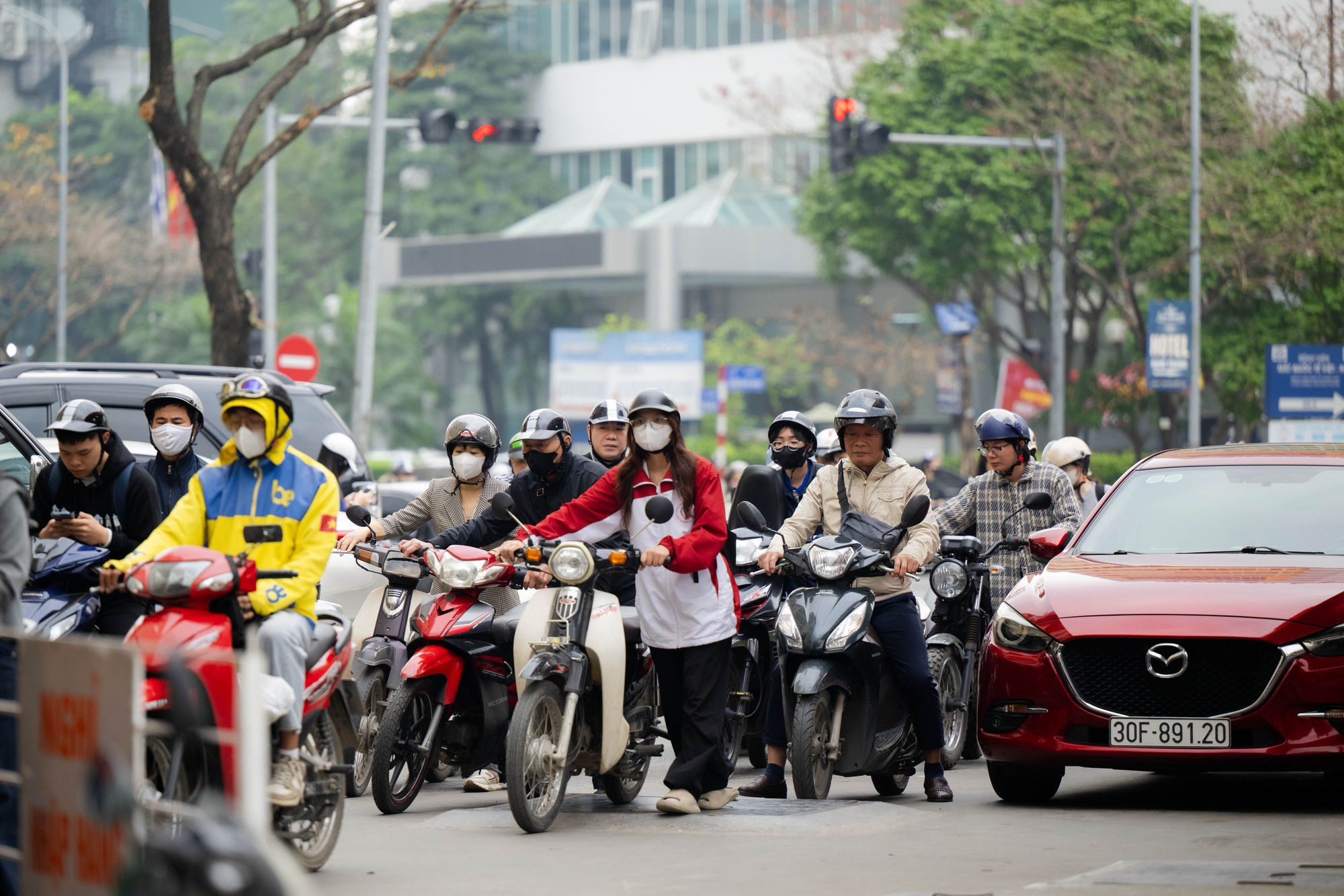 Lo gi&aacute; xăng tăng mạnh v&agrave;o chiều 5/3, người d&acirc;n v&agrave; nhiều shipper H&agrave; Nội xếp h&agrave;ng chờ đổ đầy xăng từ sớm- Ảnh 2.