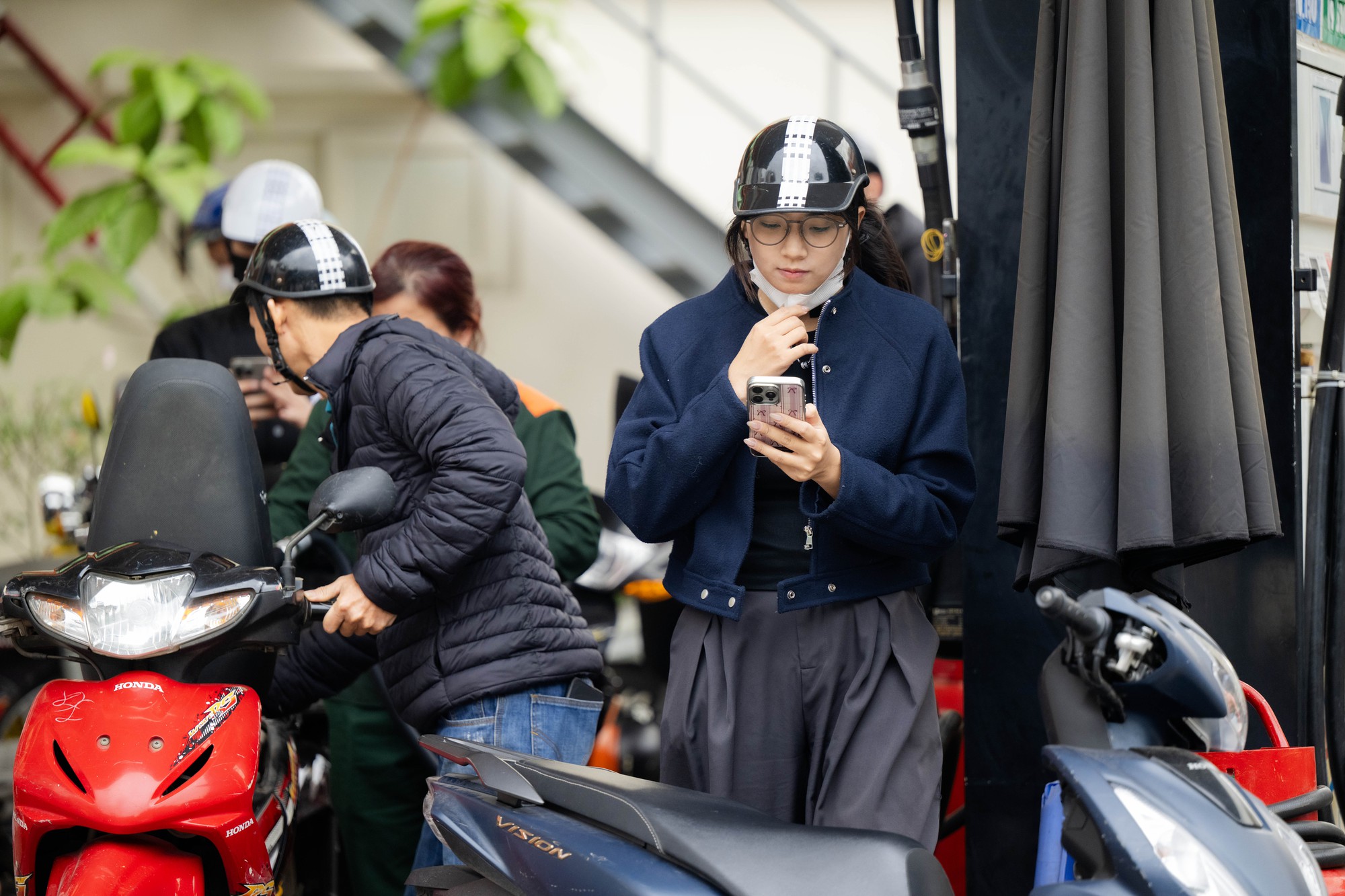 Lo gi&aacute; xăng tăng mạnh v&agrave;o chiều 5/3, người d&acirc;n v&agrave; nhiều shipper H&agrave; Nội xếp h&agrave;ng chờ đổ đầy xăng từ sớm- Ảnh 10.