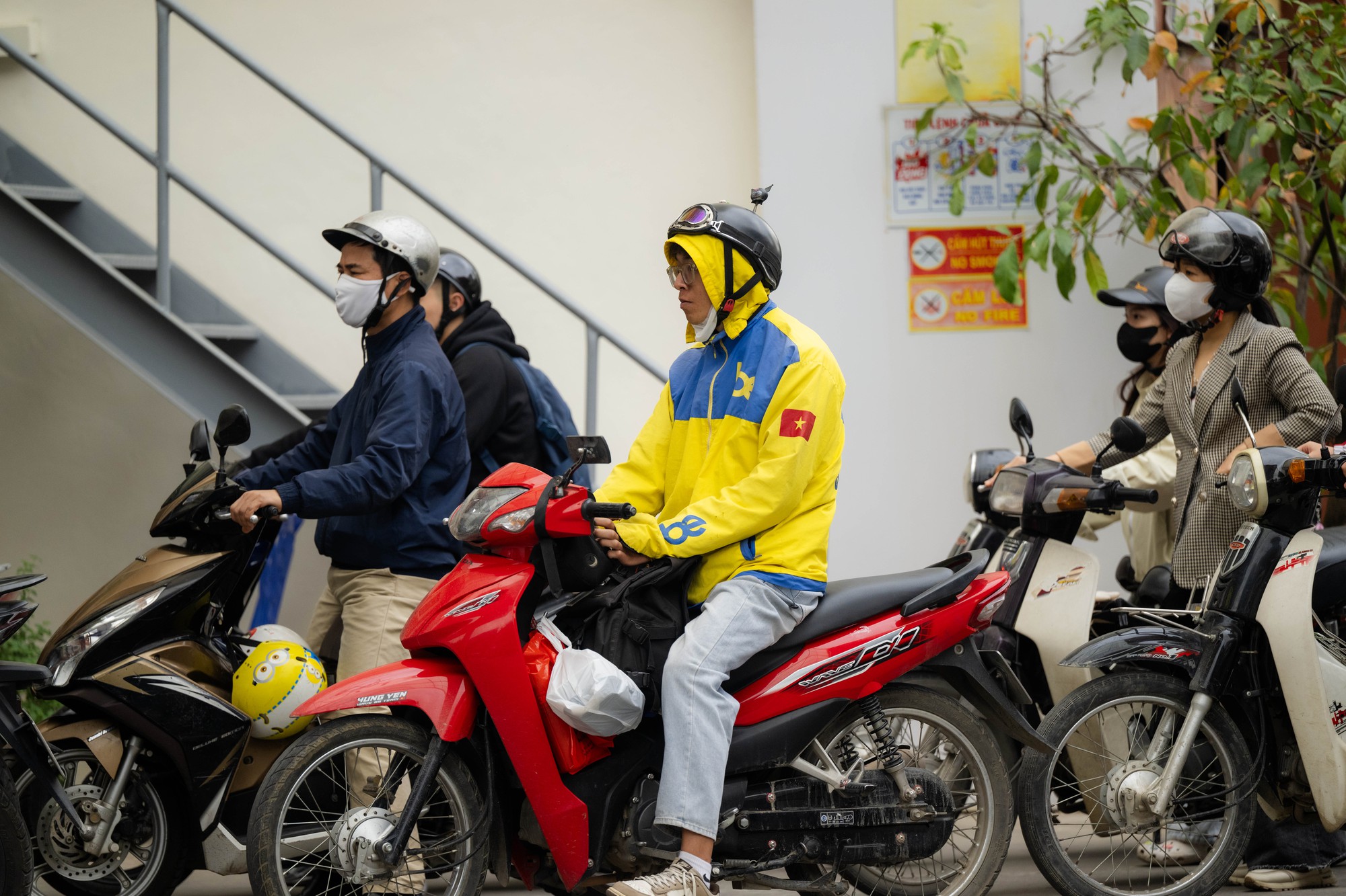 Lo gi&aacute; xăng tăng mạnh v&agrave;o chiều 5/3, người d&acirc;n v&agrave; nhiều shipper H&agrave; Nội xếp h&agrave;ng chờ đổ đầy xăng từ sớm- Ảnh 11.