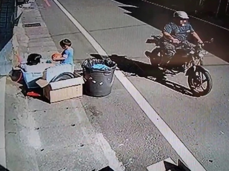 Người đ&agrave;n &ocirc;ng lạ mặt bất ngờ tiếp cận, n&oacute;i lời ngon ngọt, đứa trẻ c&oacute; phản ứng cực nhanh, tho&aacute;t khỏi chi&ecirc;u bắt c&oacute;c ngoạn mục!- Ảnh 1.