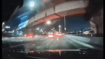 Cảnh s&aacute;t c&ocirc;ng bố camera h&agrave;nh tr&igrave;nh ghi lại vụ một người mẫu, hot girl đ&igrave;nh đ&aacute;m l&aacute;i Porsche lao khỏi cầu- Ảnh 1.