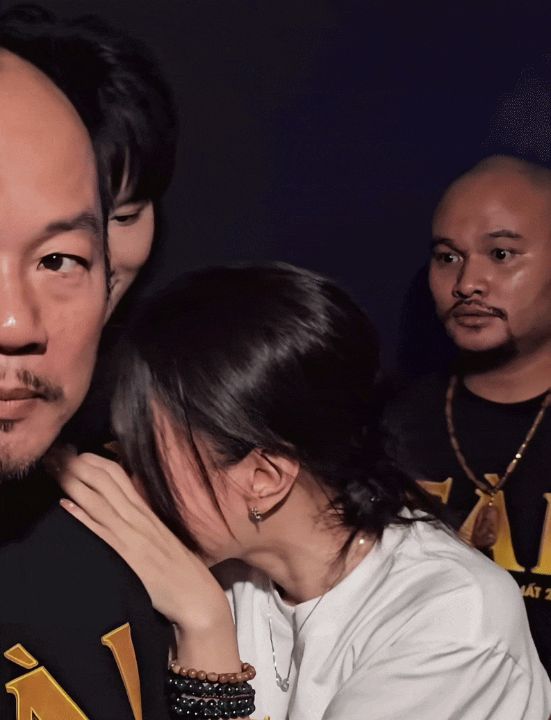 Bắt gặp Mỹ T&acirc;m dựa đầu v&agrave;o vai một người đ&agrave;n &ocirc;ng kh&oacute;c như mưa, nhưng đ&oacute; kh&ocirc;ng phải l&agrave; Mai T&agrave;i Phến- Ảnh 1.