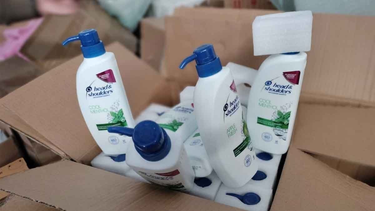 Đột k&iacute;ch một nh&agrave; kho, ph&aacute;t hiện hơn 223.000 chai dầu gội đầu, kem đ&aacute;nh răng giả trị gi&aacute; 52 tỷ đồng- Ảnh 1.