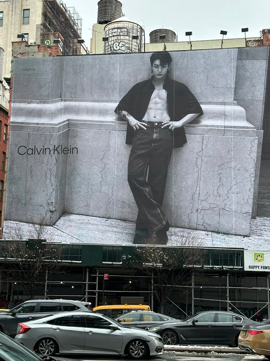 D&acirc;n mạng sốc to&agrave;n tập khi Calvin Klein dựng tượng Jung Kook mặc quần cao bằng cả to&agrave; nh&agrave; giữa New York- Ảnh 11.