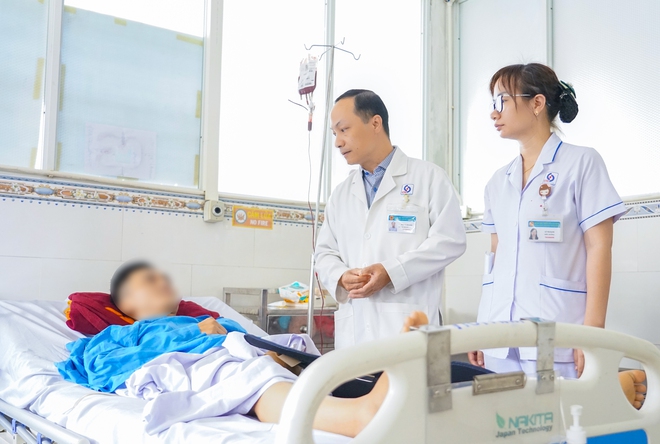 Cứu nam t&agrave;i xế c&ocirc;ng nghệ đa chấn thương nặng sau tai nạn tr&ecirc;n đường Phạm Ngũ L&atilde;o- Ảnh 2.