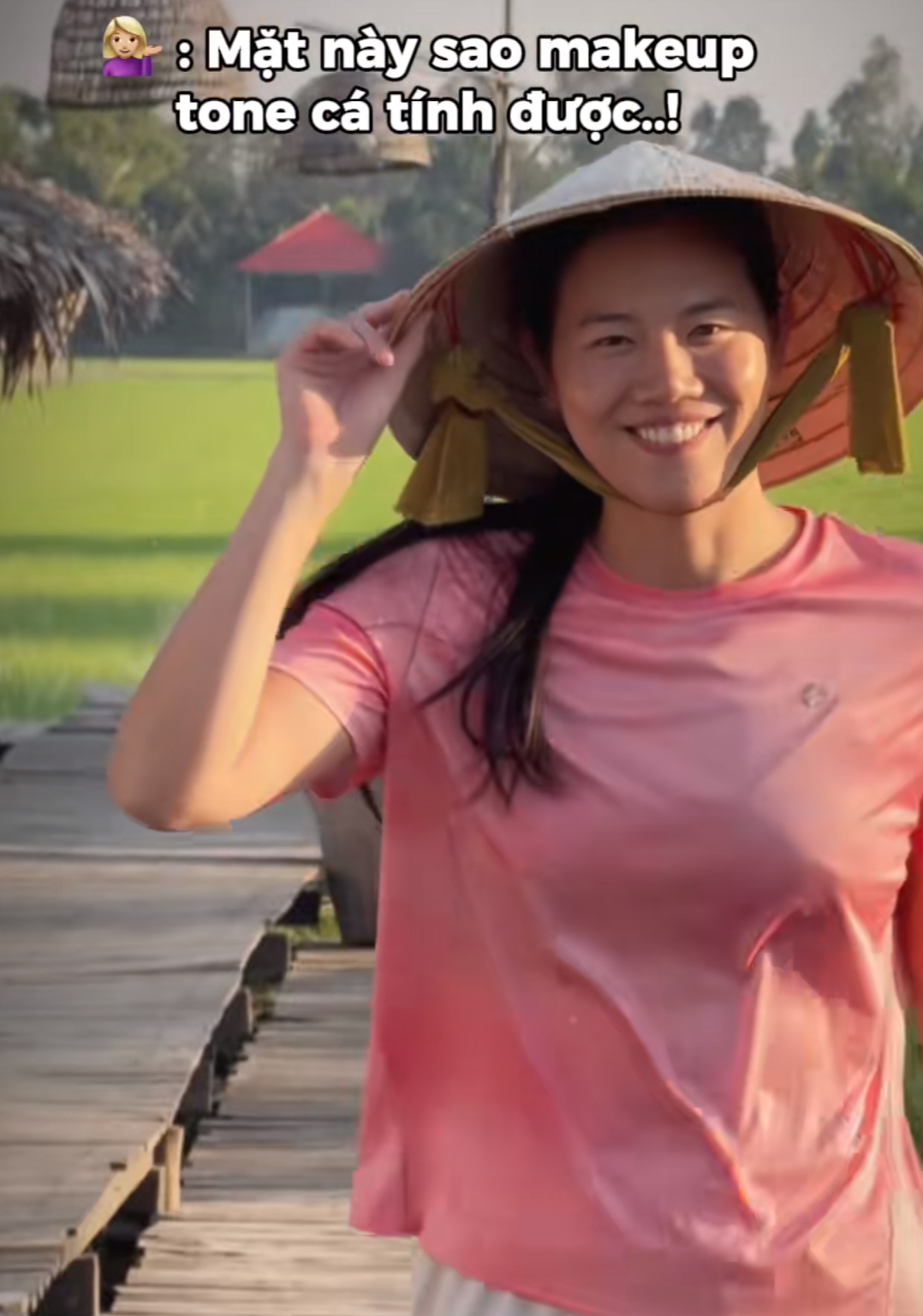 &Aacute;nh Vi&ecirc;n trang điểm "tone" c&aacute; t&iacute;nh sẽ thế n&agrave;o?- Ảnh 1.