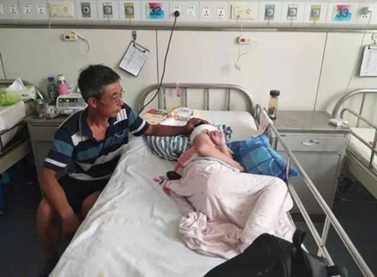 B&eacute; g&aacute;i 8 tuổi ung thư gan giai đoạn cuối, b&aacute;c sĩ b&agrave;ng ho&agrave;ng khi biết th&oacute;i quen ăn uống mỗi ng&agrave;y- Ảnh 1.