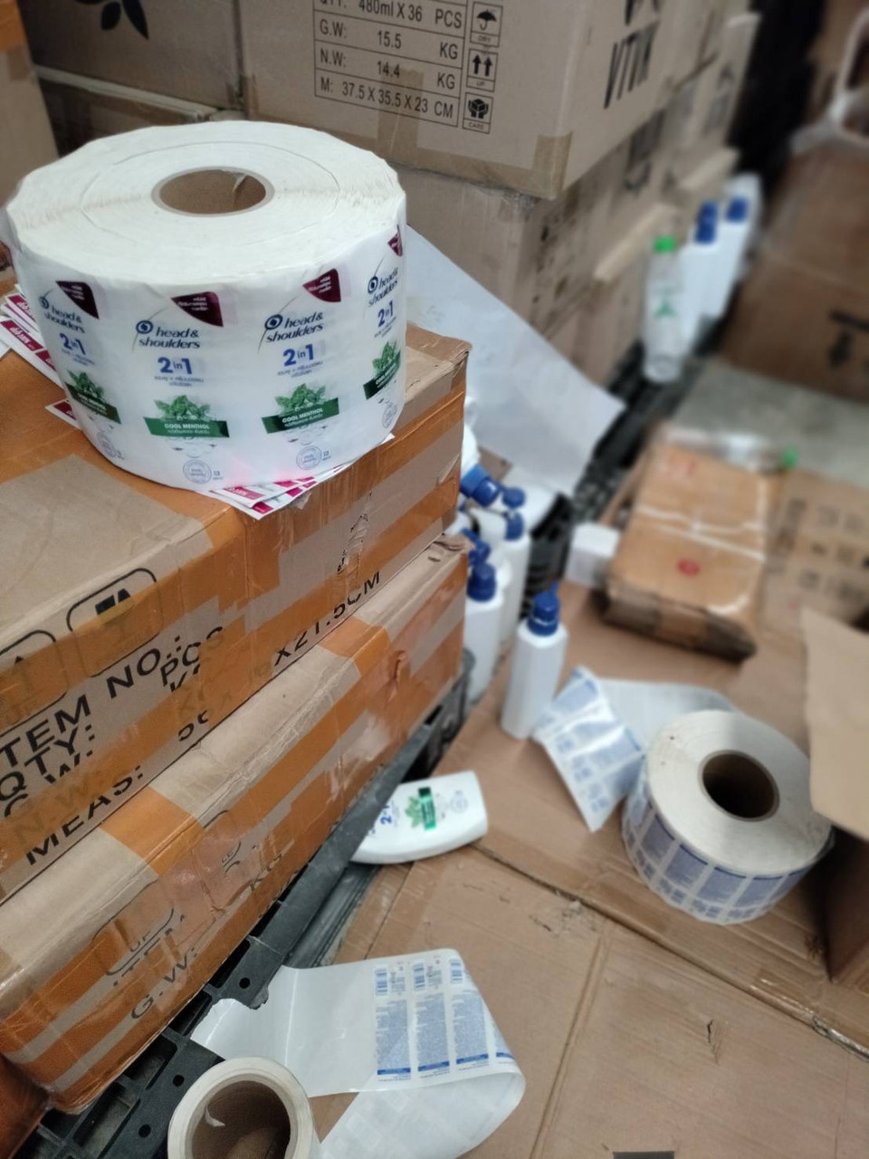 Đột k&iacute;ch một nh&agrave; kho, ph&aacute;t hiện hơn 223.000 chai dầu gội đầu, kem đ&aacute;nh răng giả trị gi&aacute; 52 tỷ đồng- Ảnh 2.