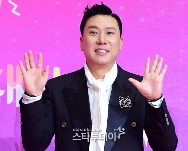 &ldquo;Anh sếp showbiz&rdquo; v&agrave; 2 ca sĩ ẩu đả kinh ho&agrave;ng trong qu&aacute;n nhậu, v&igrave; tiếc chiếc đồng hồ đắt tiền m&agrave; bị đấm t&uacute;i bụi v&agrave;o mặt- Ảnh 1.