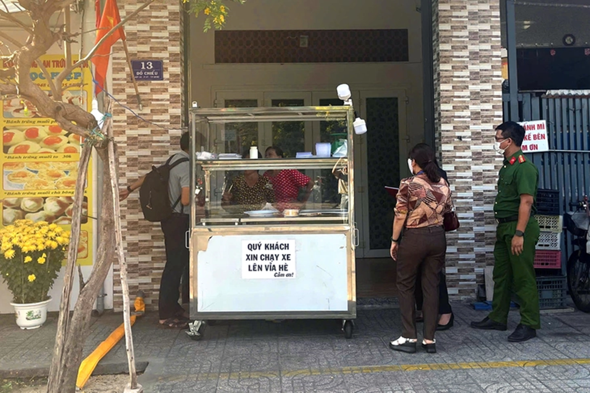 Vụ ngộ độc b&aacute;nh m&igrave; vỉa h&egrave;: Số người nhập viện l&ecirc;n 79 người- Ảnh 1.