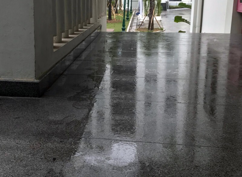 Thời tiết nồm ẩm miền Bắc khiến s&agrave;n nh&agrave; "đổ mồ h&ocirc;i", trơn như b&ocirc;i mỡ: 5 c&aacute;ch vệ sinh mọi người n&ecirc;n biết- Ảnh 1.