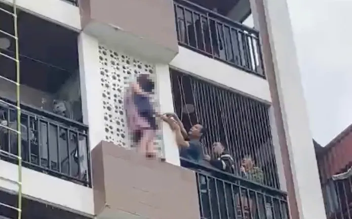 H&agrave; Nội: C&ocirc;ng an phường T&acirc;y Hồ kịp thời giải cứu c&ocirc; g&aacute;i tr&egrave;o ra ngo&agrave;i ban c&ocirc;ng nh&agrave; cao tầng- Ảnh 1.