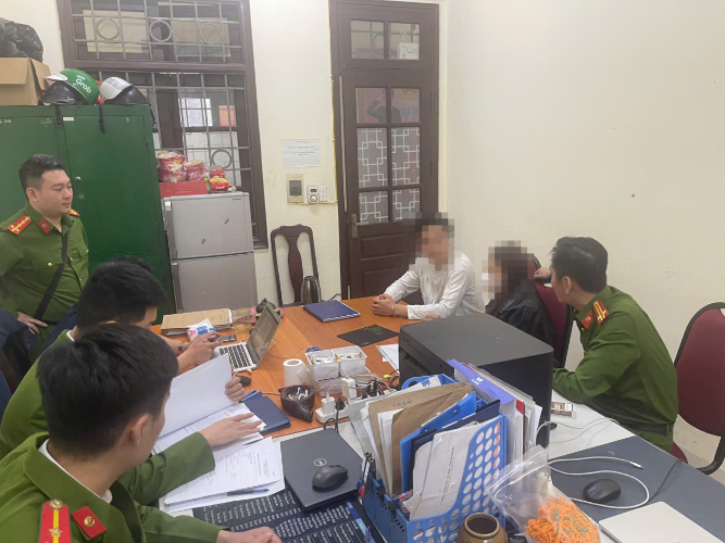 H&agrave; Nội: C&ocirc;ng an phường T&acirc;y Hồ kịp thời giải cứu c&ocirc; g&aacute;i tr&egrave;o ra ngo&agrave;i ban c&ocirc;ng nh&agrave; cao tầng- Ảnh 2.