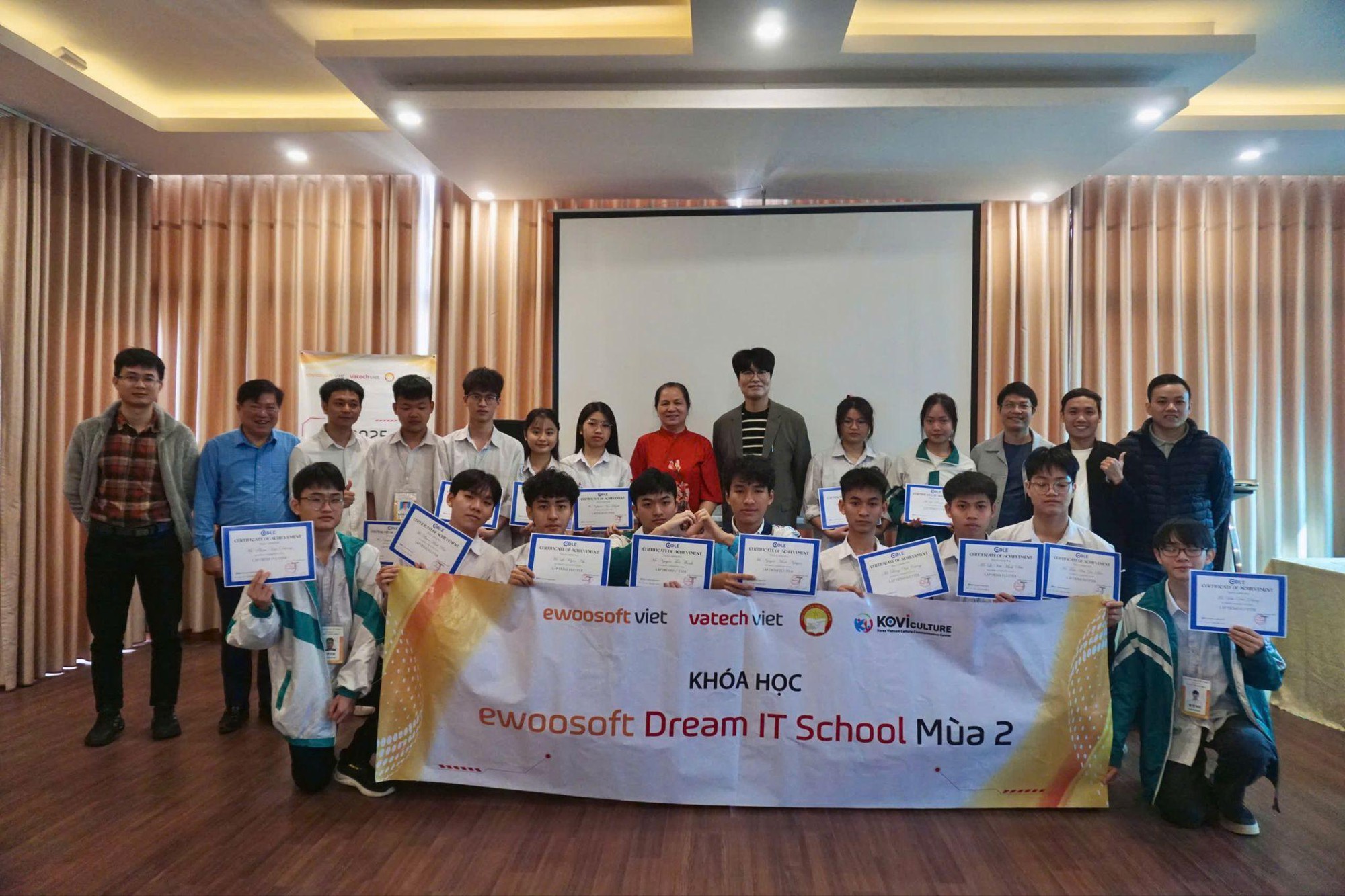 Học sinh THPT Th&aacute;i Nguy&ecirc;n "tr&igrave;nh l&agrave;ng" sản phẩm c&ocirc;ng nghệ sau 6 th&aacute;ng đ&agrave;o tạo- Ảnh 1.