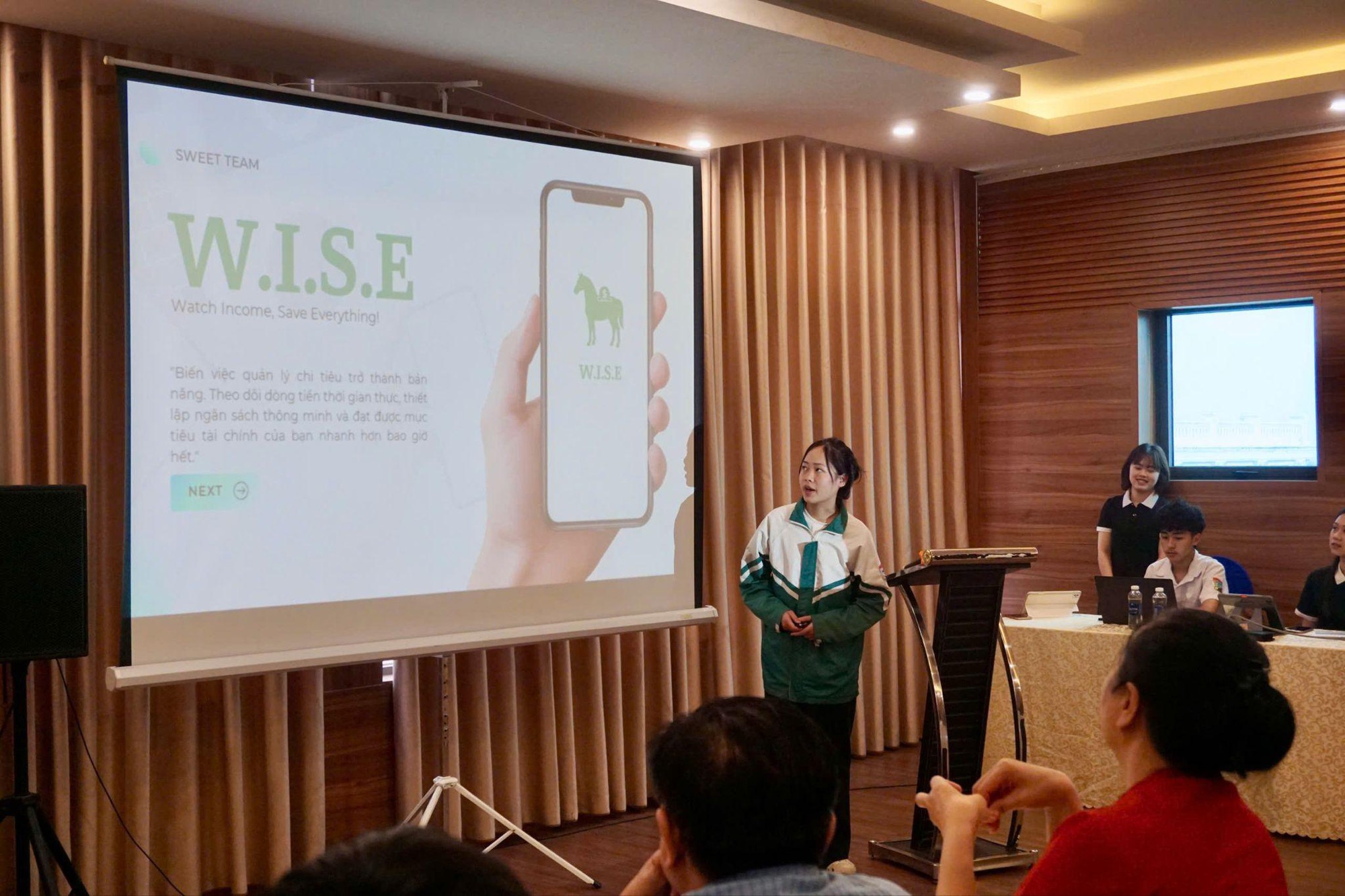 Học sinh THPT Th&aacute;i Nguy&ecirc;n "tr&igrave;nh l&agrave;ng" sản phẩm c&ocirc;ng nghệ sau 6 th&aacute;ng đ&agrave;o tạo- Ảnh 3.