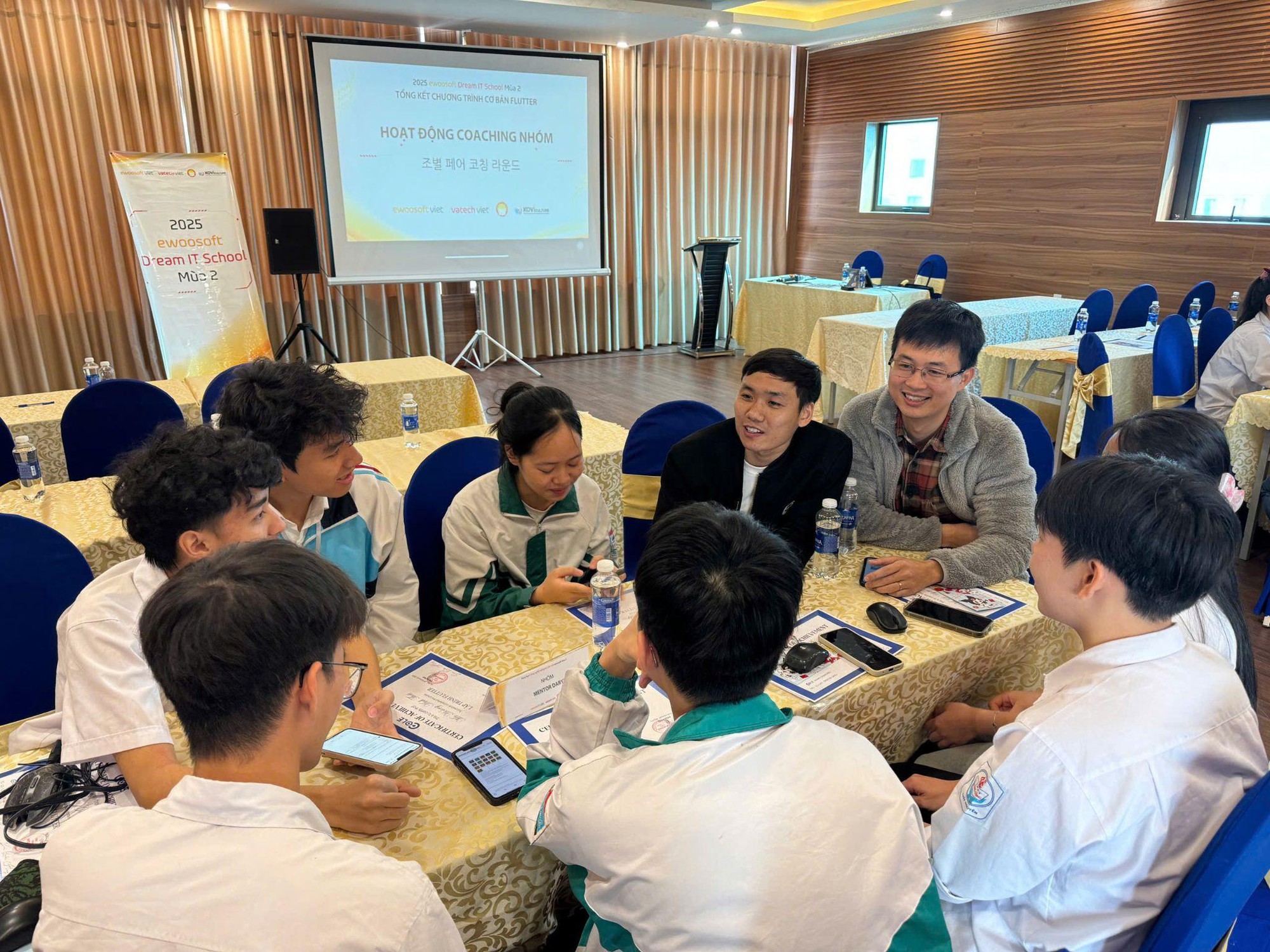 Học sinh THPT Th&aacute;i Nguy&ecirc;n "tr&igrave;nh l&agrave;ng" sản phẩm c&ocirc;ng nghệ sau 6 th&aacute;ng đ&agrave;o tạo- Ảnh 4.