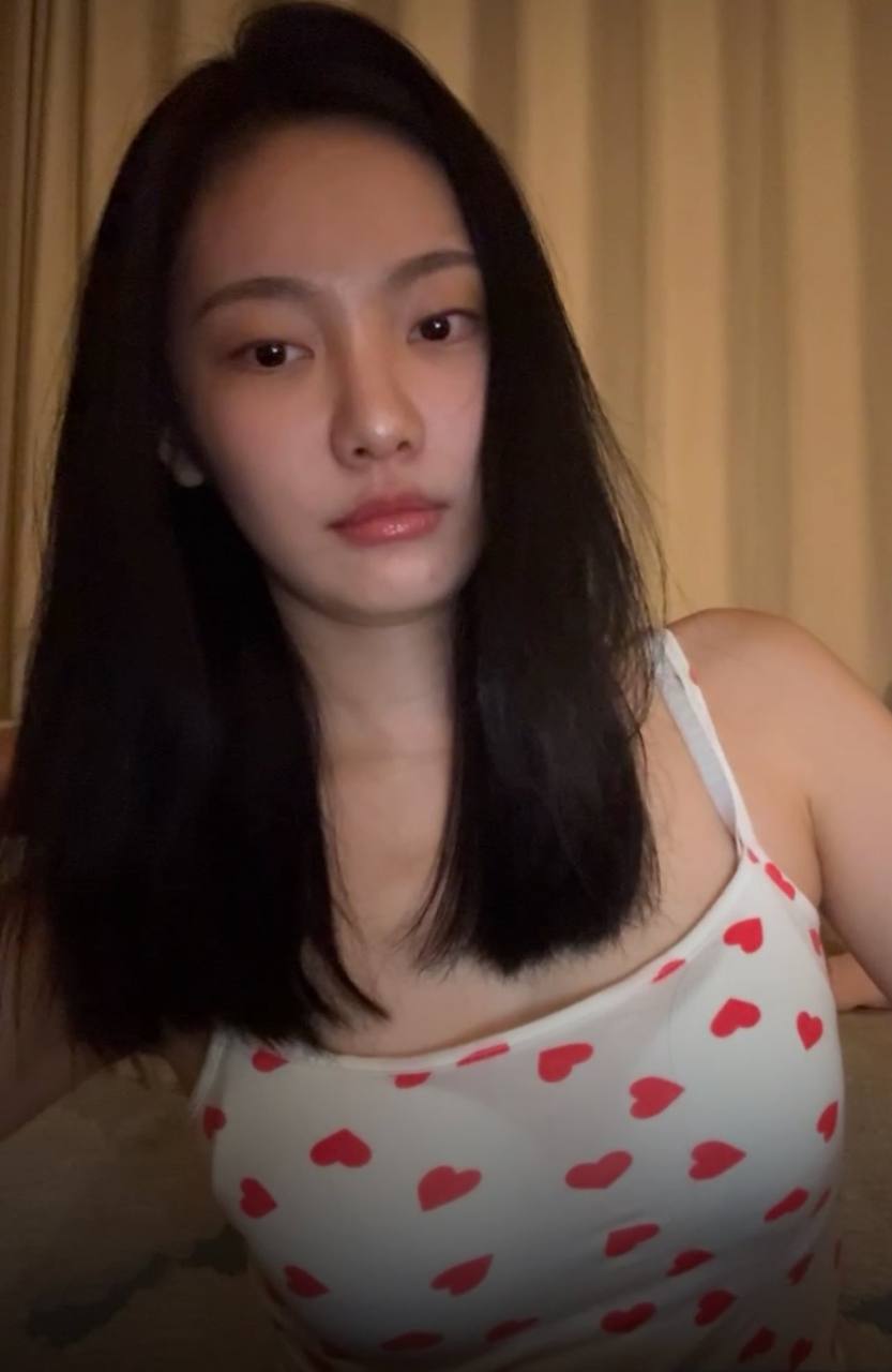 Mỹ nh&acirc;n 2k2 chưng mặt mộc, c&oacute; m&agrave;n đ&aacute;p trả ra sao với loạt b&igrave;nh luận khiếm nh&atilde; của netizen- Ảnh 1.