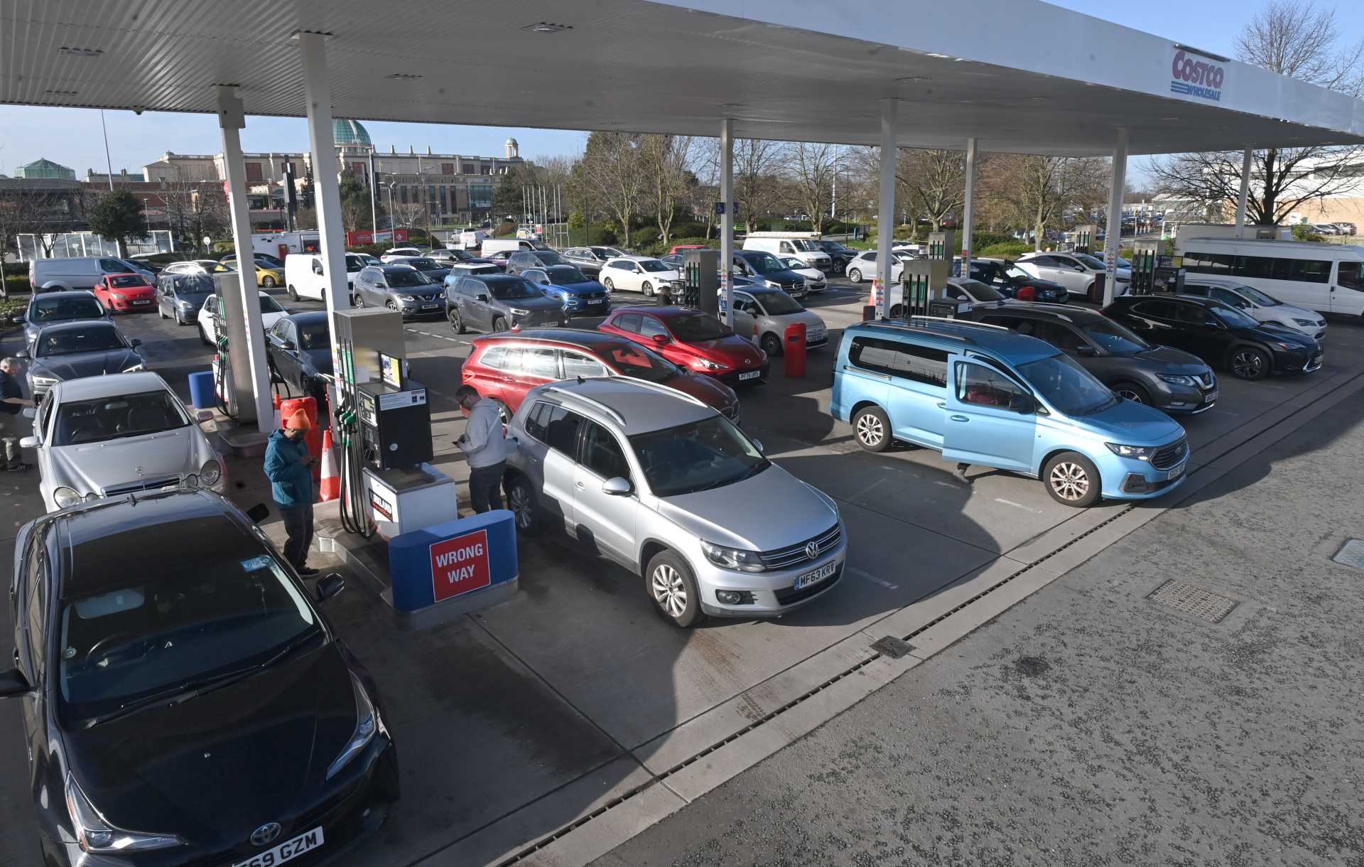 Gi&aacute; xăng tăng mạnh v&igrave; t&igrave;nh h&igrave;nh Trung Đ&ocirc;ng bất ổn, người d&acirc;n xếp h&agrave;ng cả tiếng chờ đổ- Ảnh 2.