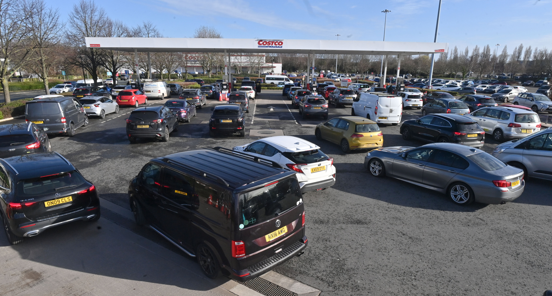 Gi&aacute; xăng tăng mạnh v&igrave; t&igrave;nh h&igrave;nh Trung Đ&ocirc;ng bất ổn, người d&acirc;n xếp h&agrave;ng cả tiếng chờ đổ- Ảnh 3.