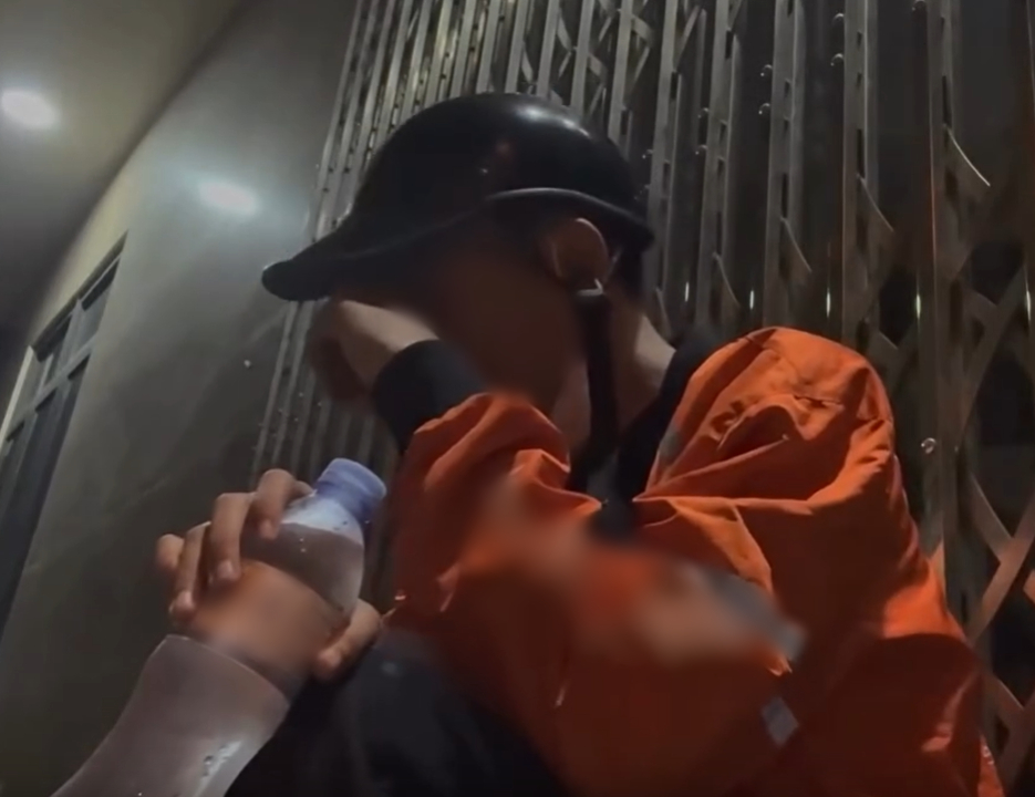 Khoai Lang Thang n&oacute;i g&igrave; về "một đời kh&ocirc;ng rực rỡ" gắn với anh shipper m&agrave; b&ugrave;ng nổ mạng x&atilde; hội?- Ảnh 1.