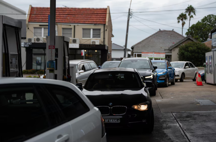 Gi&aacute; xăng tăng mạnh v&igrave; t&igrave;nh h&igrave;nh Trung Đ&ocirc;ng bất ổn, người d&acirc;n xếp h&agrave;ng cả tiếng chờ đổ- Ảnh 5.