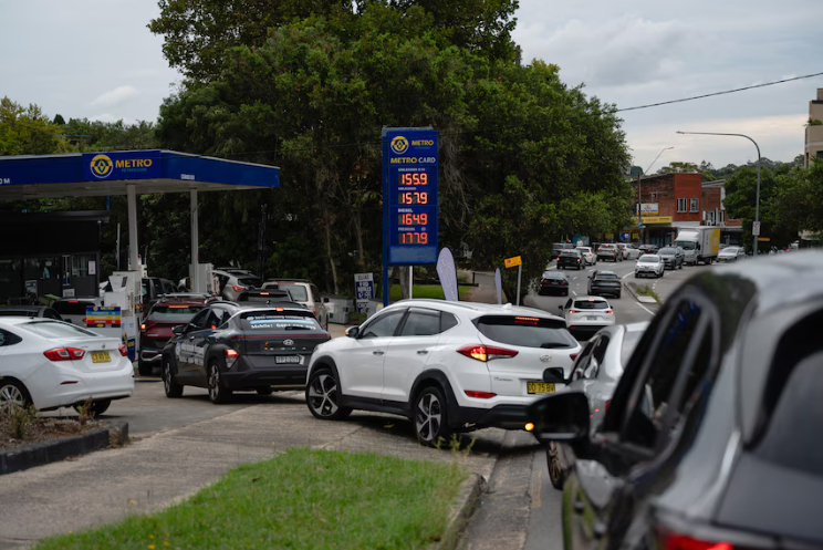 Gi&aacute; xăng tăng mạnh v&igrave; t&igrave;nh h&igrave;nh Trung Đ&ocirc;ng bất ổn, người d&acirc;n xếp h&agrave;ng cả tiếng chờ đổ- Ảnh 4.