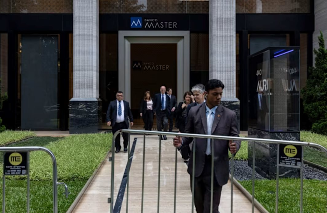 Th&ecirc;m 1 b&ecirc; bối r&uacute;ng động to&agrave;n cầu: Ng&acirc;n h&agrave;ng lớn nhất Nam Mỹ sụp đổ, chủ sở hữu bị bắt khẩn lần 2 v&igrave; gi&aacute;m s&aacute;t tr&aacute;i ph&eacute;p, hối lộ- Ảnh 3.