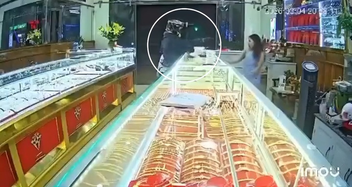 Thanh ni&ecirc;n bịt mặt x&ocirc;ng v&agrave;o tiệm v&agrave;ng ở Đắk Lắk với biểu hiện bất thường- Ảnh 1.