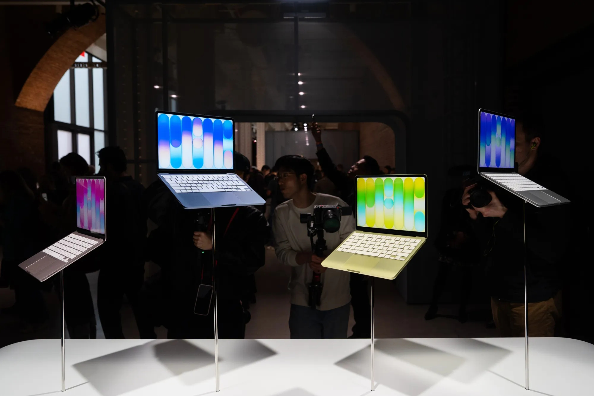 T&ocirc;i đ&atilde; sống tới ng&agrave;y gi&aacute; MacBook chỉ từ 14 triệu, c&ograve;n điện thoại Trung Quốc giờ đắt gấp đ&ocirc;i- Ảnh 2.