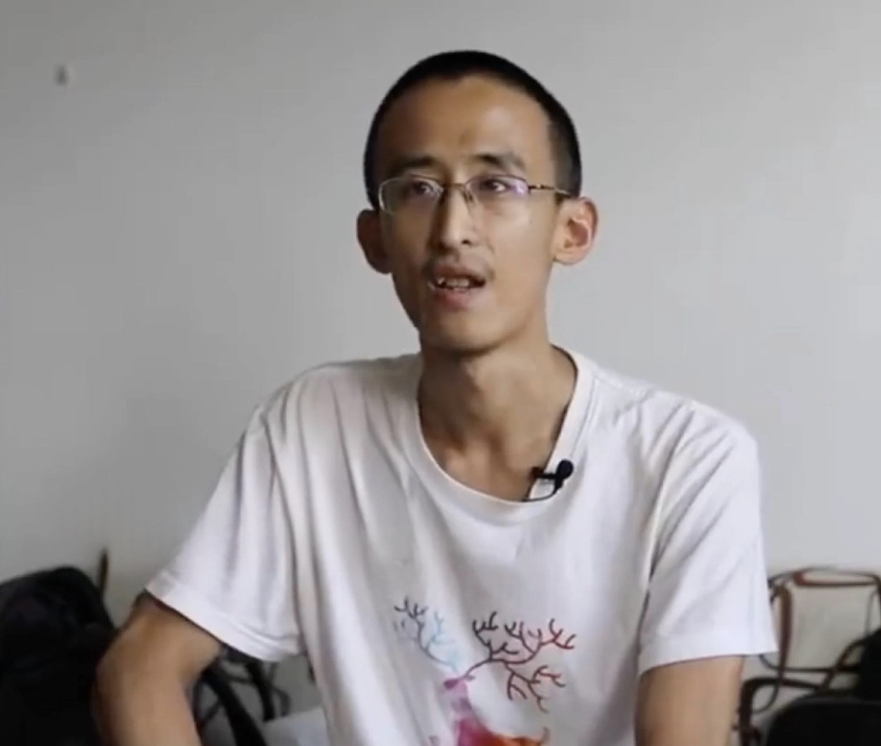 Thần đồng 10 tuổi v&agrave;o đại học, 16 tuổi lấy bằng Tiến sĩ: Nay thất nghiệp, sống "ăn b&aacute;m bố mẹ"- Ảnh 2.