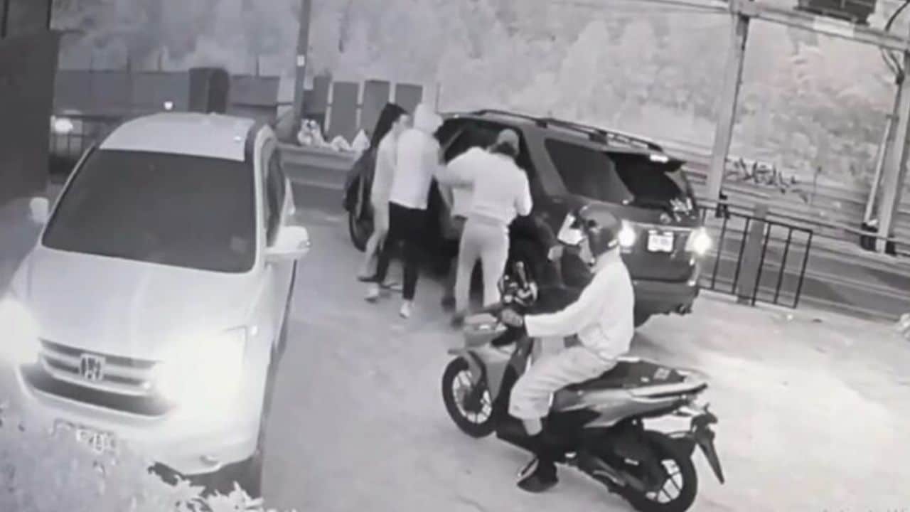 Người đ&agrave;n &ocirc;ng bị bắt c&oacute;c rồi thi&ecirc;u sống, cảnh s&aacute;t t&igrave;m thấy c&aacute;c video nhạy cảm trong điện thoại nạn nh&acirc;n- Ảnh 1.