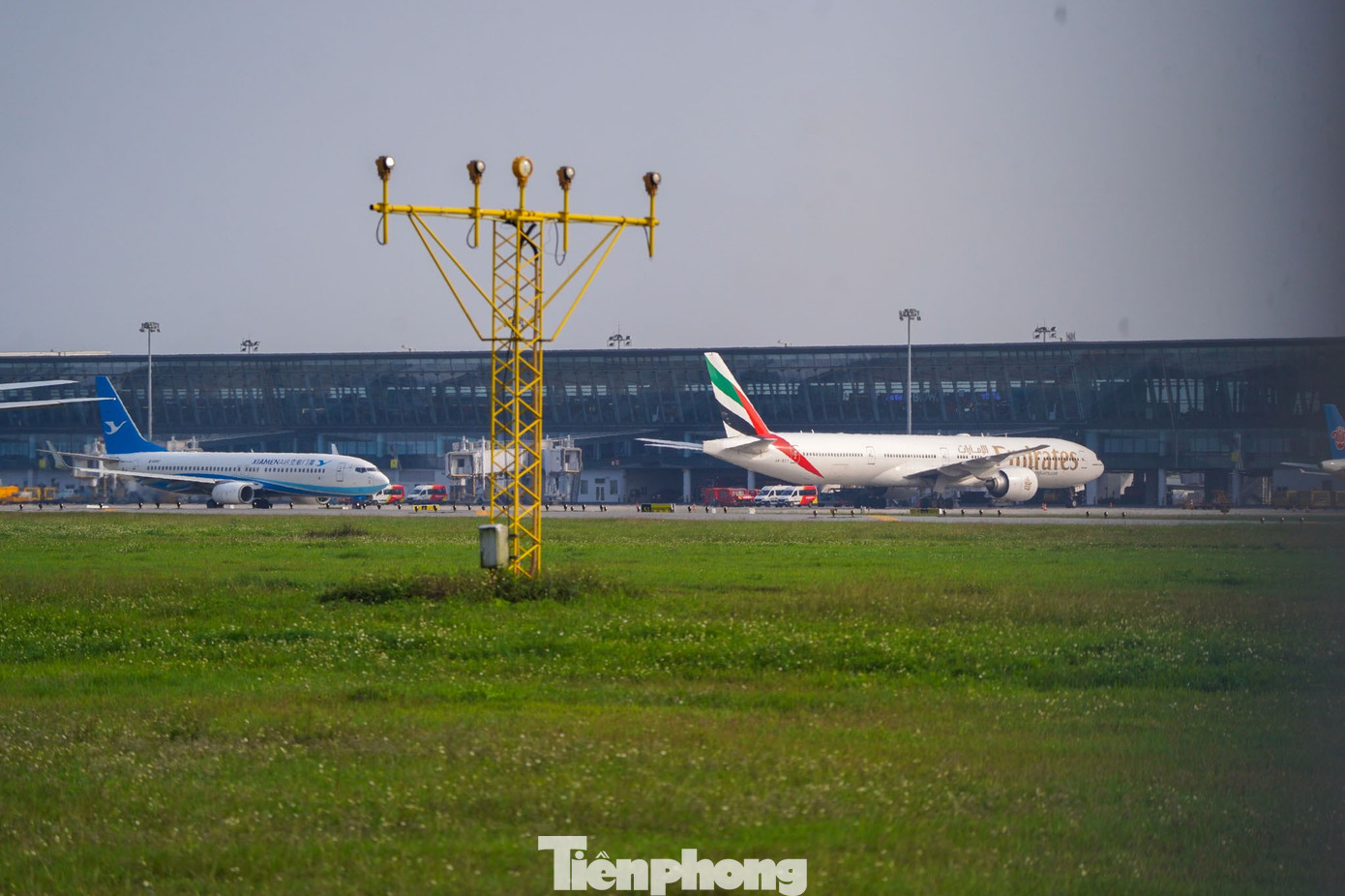 Cận cảnh m&aacute;y bay "nh&agrave; gi&agrave;u" Trung Đ&ocirc;ng đang tr&aacute;nh chiến sự ở Nội B&agrave;i- Ảnh 4.