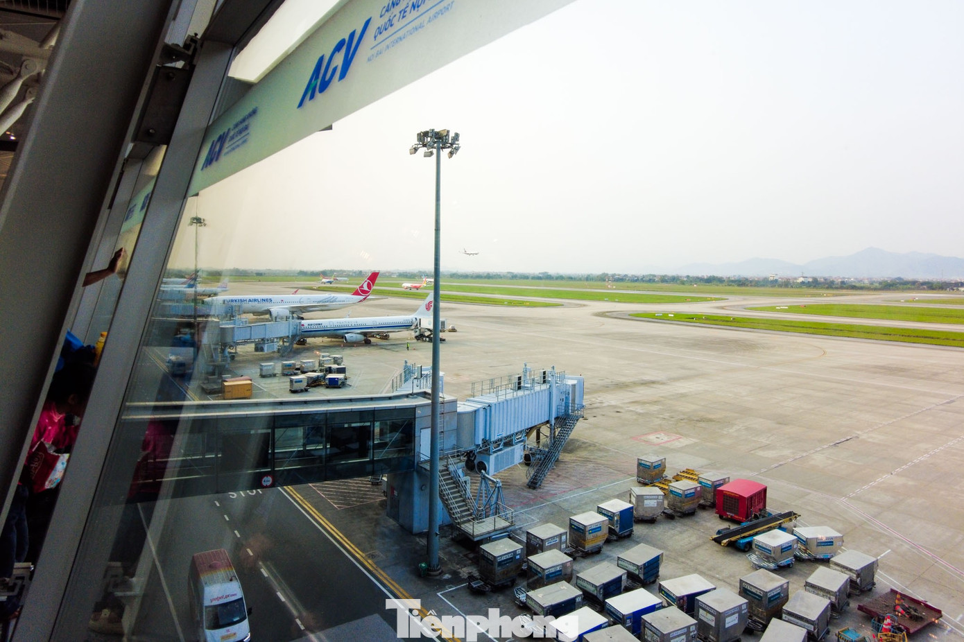 Cận cảnh m&aacute;y bay "nh&agrave; gi&agrave;u" Trung Đ&ocirc;ng đang tr&aacute;nh chiến sự ở Nội B&agrave;i- Ảnh 3.