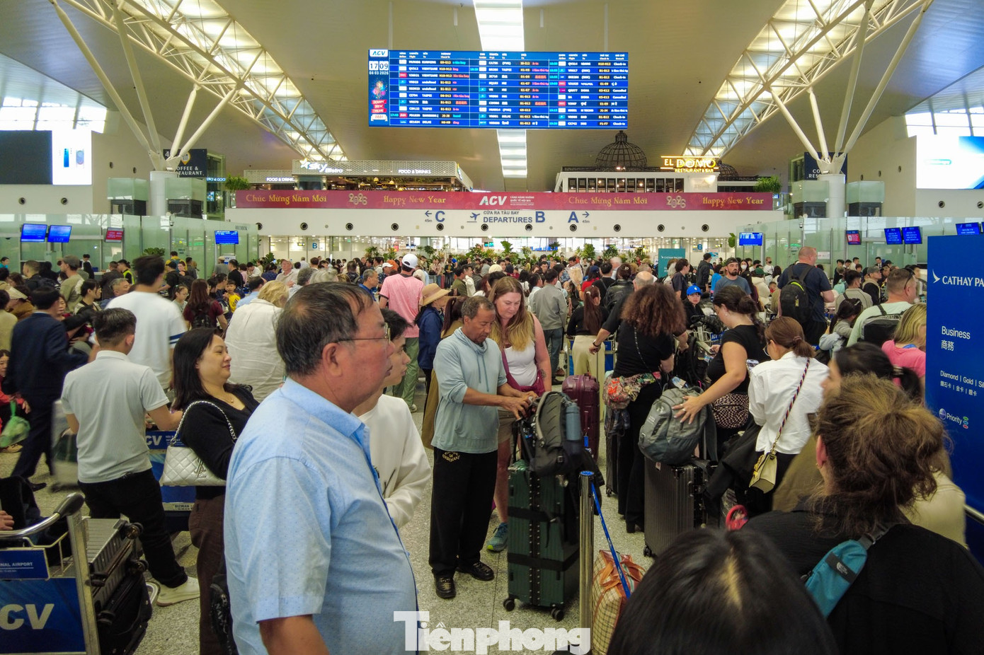 Cận cảnh m&aacute;y bay "nh&agrave; gi&agrave;u" Trung Đ&ocirc;ng đang tr&aacute;nh chiến sự ở Nội B&agrave;i- Ảnh 10.