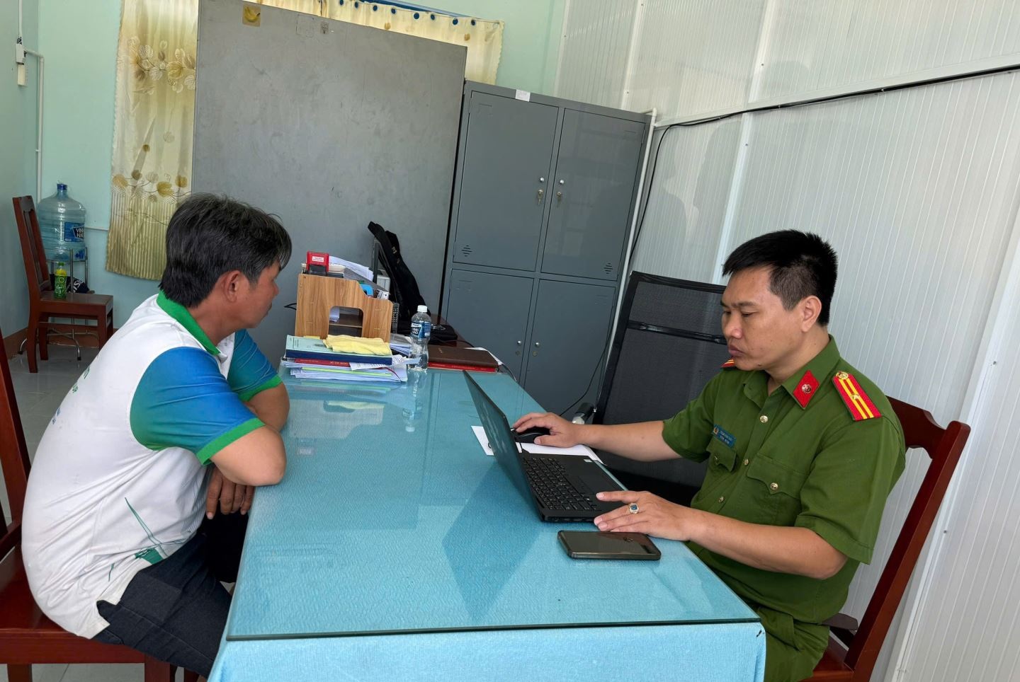 Tịch thu h&agrave;ng loạt c&aacute;c tờ tiền VNĐ, tiền x&acirc;u, c&ugrave;ng 6 điện thoại di động, 8 xe m&ocirc; t&ocirc; tại nh&agrave; của người đ&agrave;n &ocirc;ng SN 1971- Ảnh 2.