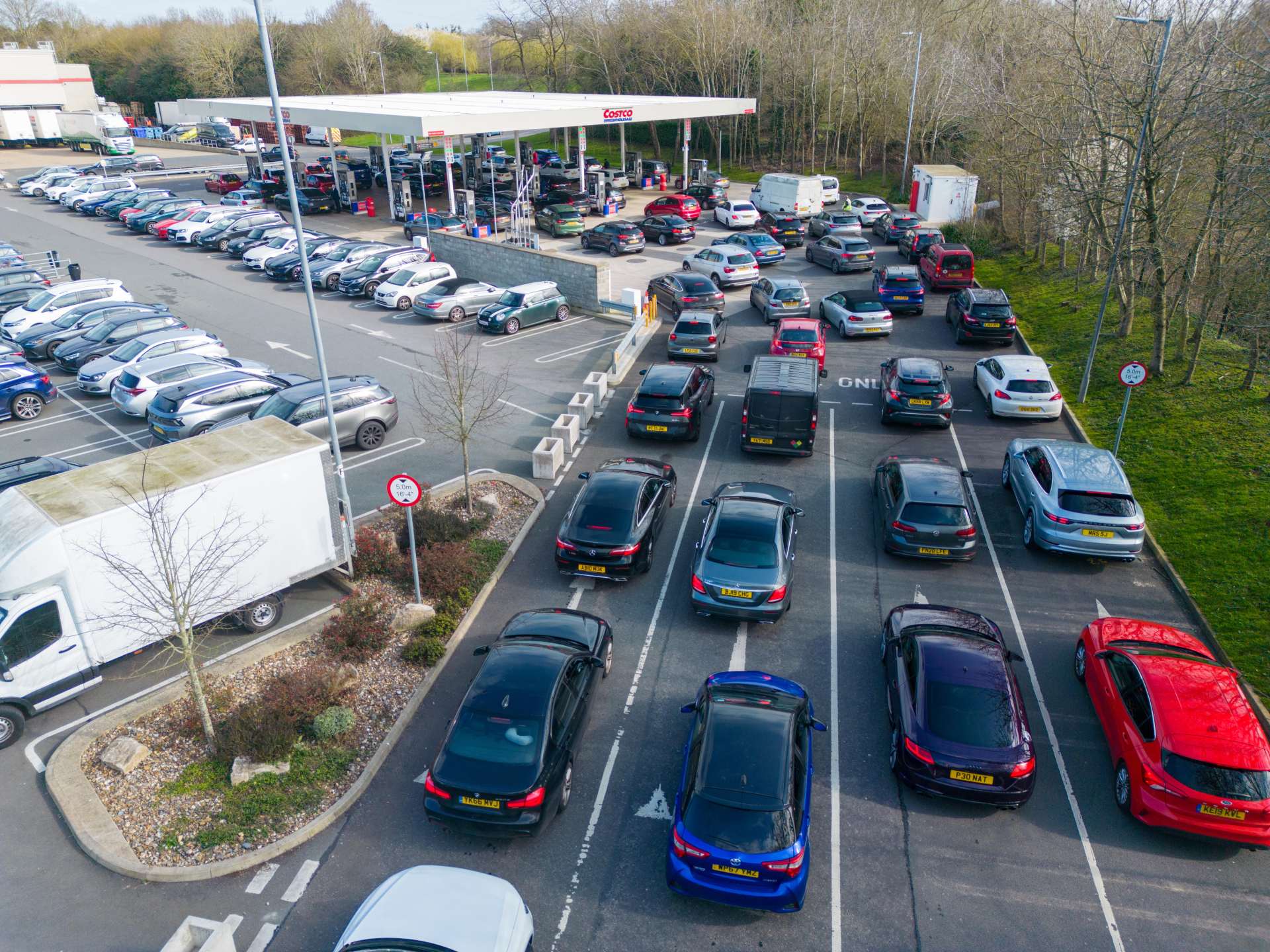 Gi&aacute; xăng tăng mạnh v&igrave; t&igrave;nh h&igrave;nh Trung Đ&ocirc;ng bất ổn, người d&acirc;n xếp h&agrave;ng cả tiếng chờ đổ- Ảnh 1.